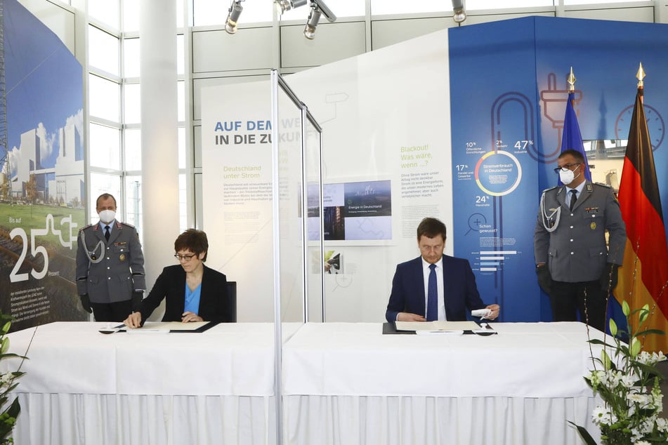 Im März 2021 unterzeichneten Bundesverteidigungsministerin Annegret Kramp-Karrenbauer (63, CDU) und Sachsens Ministerpräsident Michael Kretschmer (50, CDU) im Kraftwerk Boxberg eine Erklärung zur Rolle der Bundeswehr bei der Bewältigung des Strukturwandels in der Lausitz.