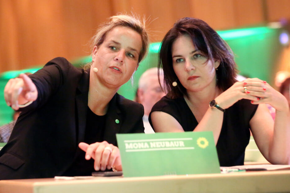 Mona Neubaur (l), Landesvorsitzende in NRW, und Annalena Baerbock, Bundesvorsitzende, unterhalten sich während des Landesparteitags von Bündnis 90/Die Grünen Nordrhein-Westfalen.