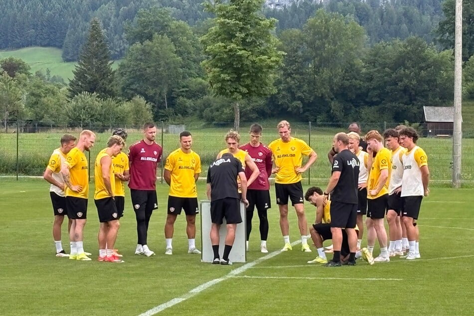 Thomas Stamm erklärte seiner Truppe gleich am ersten Trainingstag in Österreich verschiedene Spielformen.