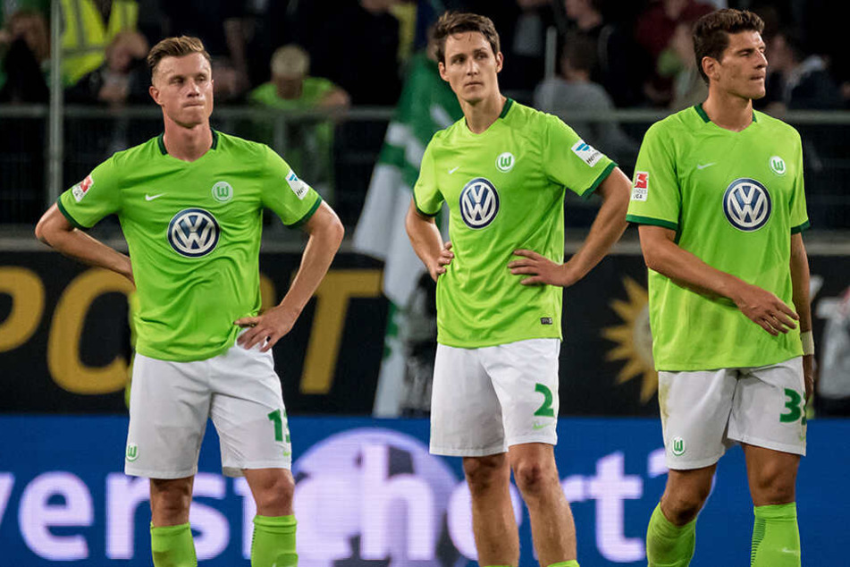 Wollscheid mit Yannick Gerhardt (li.) und Ex-Nationalspieler Mario Gomez (re.) im Trikot der Wölfe. Mit Wolfsburg musste er 2016/17 das zweite Mal nach 2009/10 (damals mit dem 1.FC Nürnberg) in die Relegation um den Liga-Verbleib im deutschen Oberhaus.