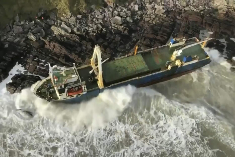 Die MV Alta, ein verlassenes Frachtschiff, ist an der Küste der Grafschaft Cork angespült worden.