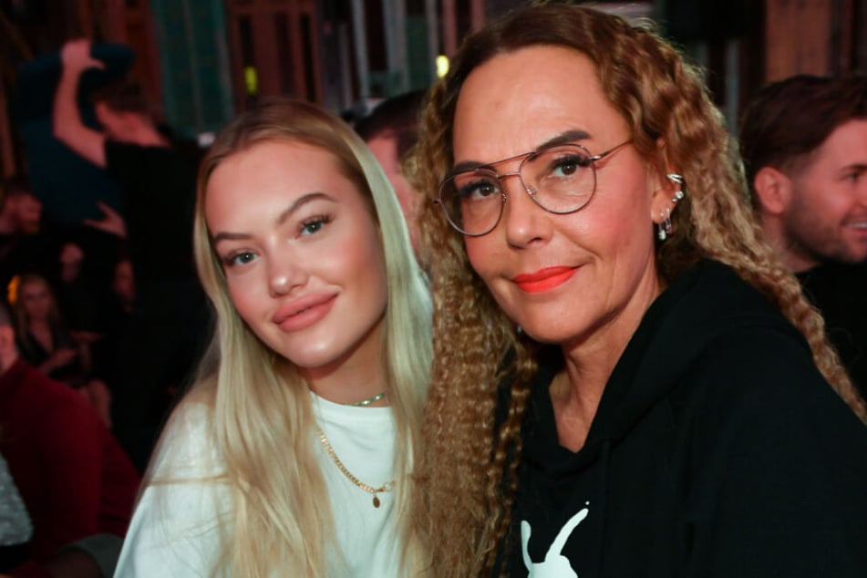Natascha Ochsenknecht (r) und ihre Tochter Cheyenne Ochsenknecht sind bei dem Pearl Fashion Aperitif im THE REED.