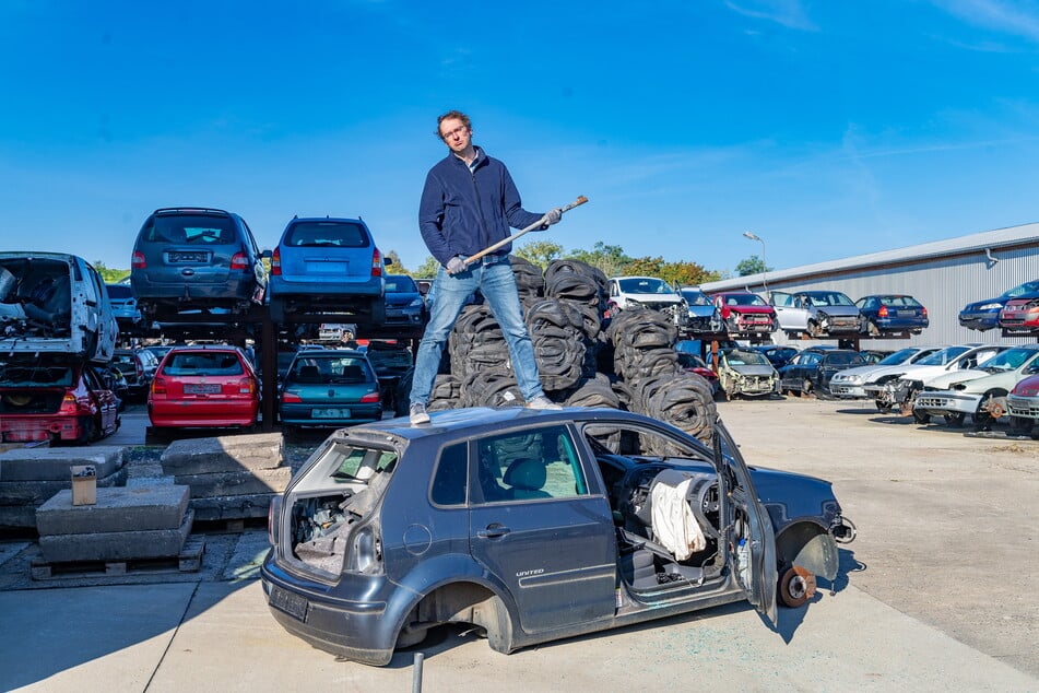 Schrottreife Autos zertrümmern: Auch TAG24-Reporter Hermann Tydecks (41) nahm Eisenstange und Co. in die Hand ...