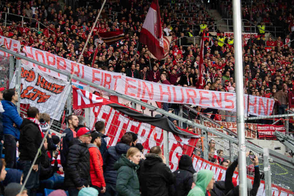 Fans des FC Bayern München halten ein Banner mit der Aufschrift "Hopp bleibt ein Hurensohn" beim Bundesliga-Spiel gegen Hoffenheim hoch. (Archivbild)