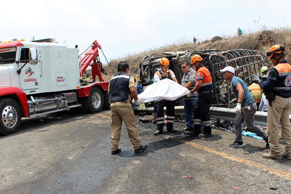 Dieses von der Zeitung Diario El Mundo de Orizaba zur Verfügung gestellte Foto zeigt Rettungskräfte im Einsatz nach dem Busunfall.
