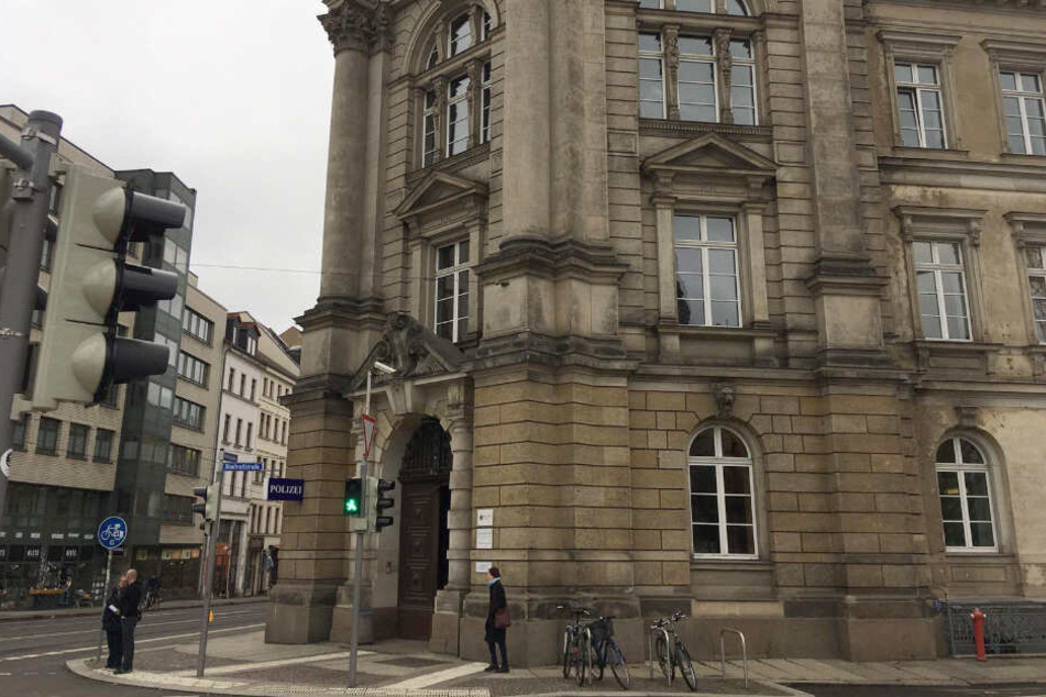 Seit Mittwochmittag schweigt Umweltschützerin "Chai" eisern hinter den Mauern der Polizeidirektion Leipzig in der Dimitroffstraße.