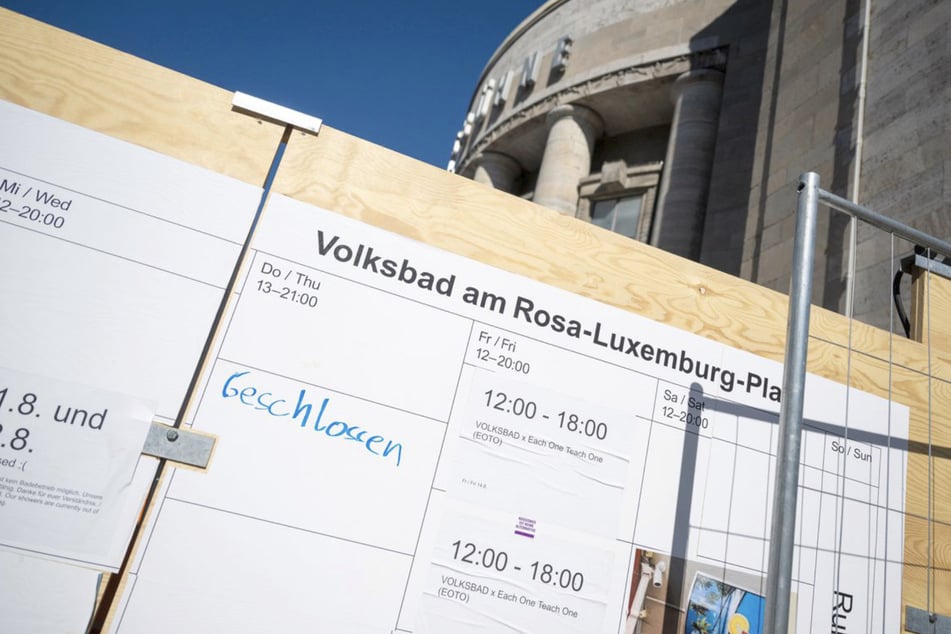Berliner stehen vor verschlossenen Türen.