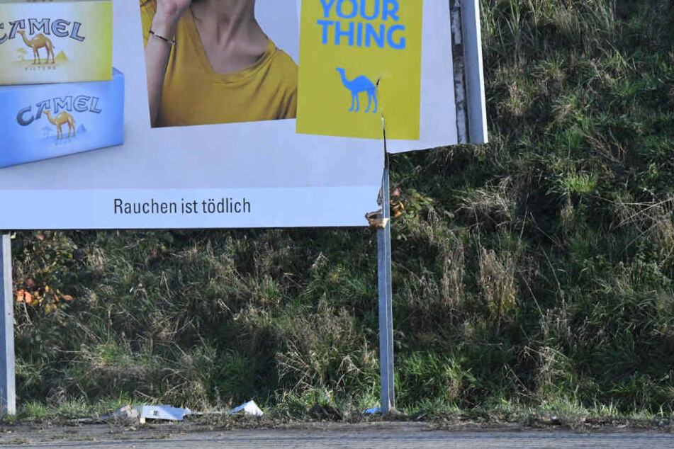Die Feuerwehr musste einen Teil der Werbetafel wegschneiden, um das Auto zu befreien.