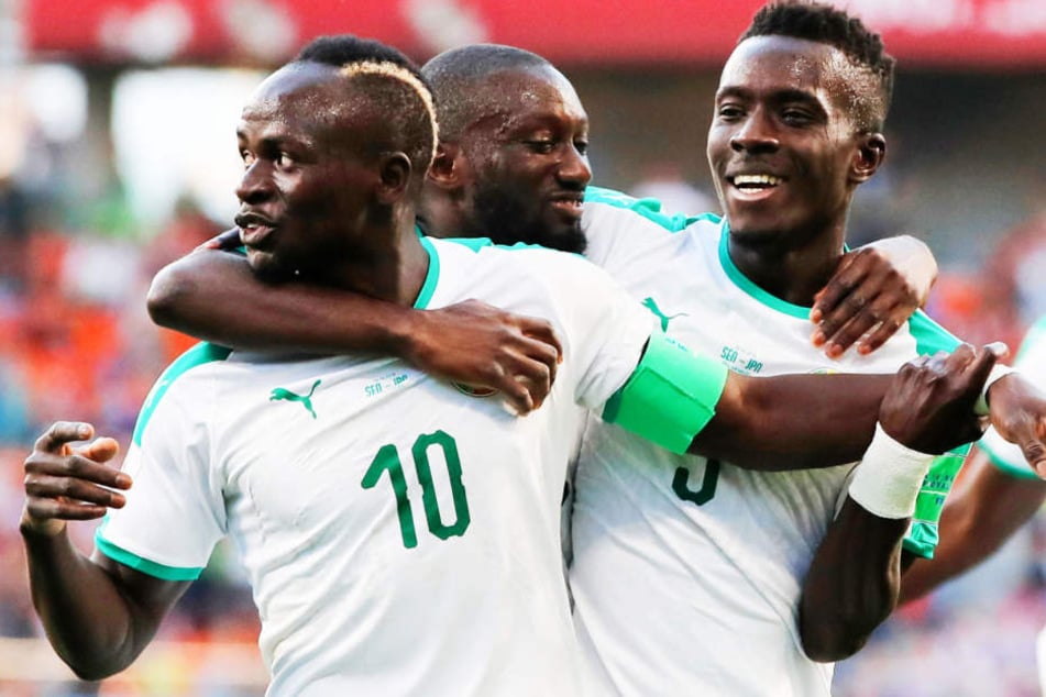 Senegals Superstar Sadio Mané bejubelt mit Teamkollegen Youssouf Sabaly (M.) und Idrissa Gueye (r.) das zwischenzeitliche 1:0 für die "Löwen von Teranga."