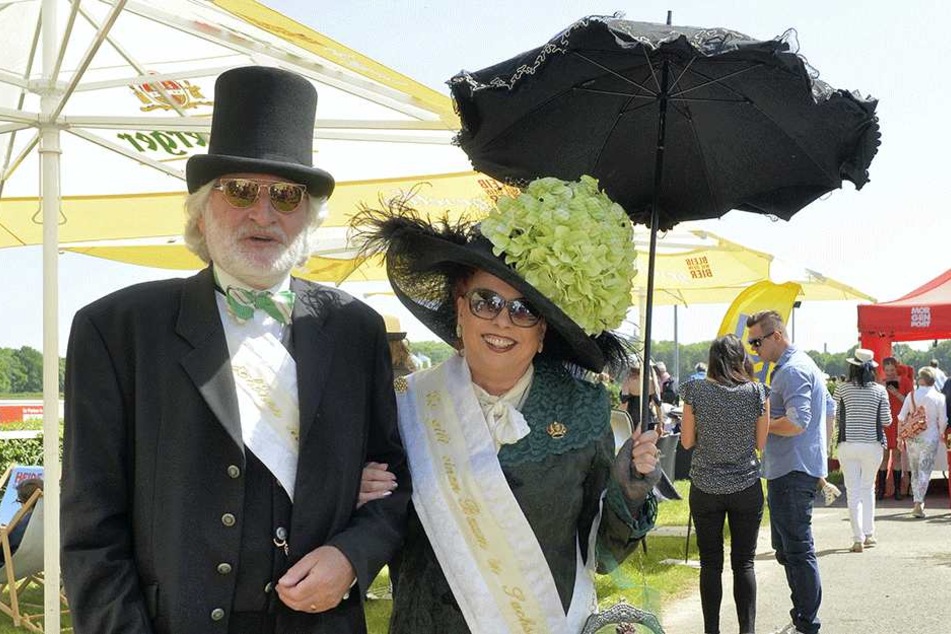 Christine Riegel kam in "großem Staat" und mit Ehemann Burkhard. Die Stadtführerin gewann den Hutwettbewerb.