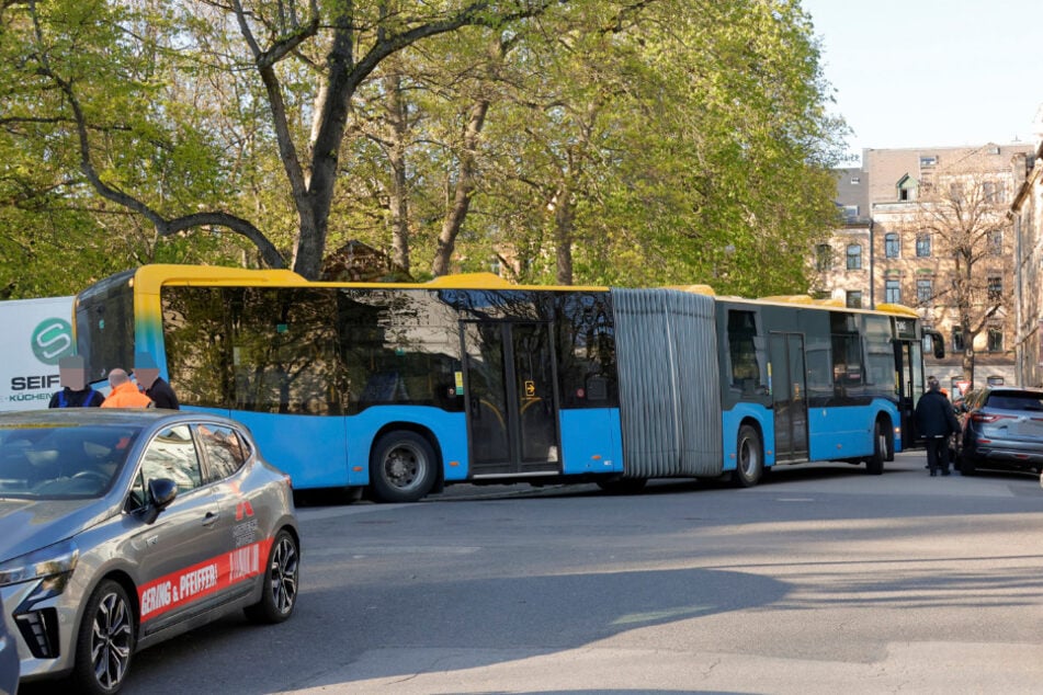 Dem Bus wurde es in der Friedrich-Naumann-Straße zu eng.