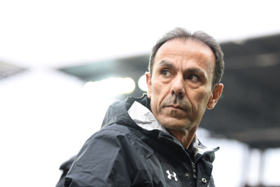 St.-Pauli-Trainer Jos Luhukay musste verletzungsbedingt wechseln.
