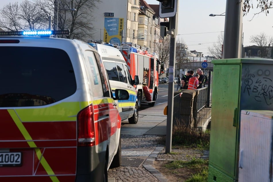 Von dieser Bahnbrücke am Coppiplatz war ein Mädchen gestürzt.