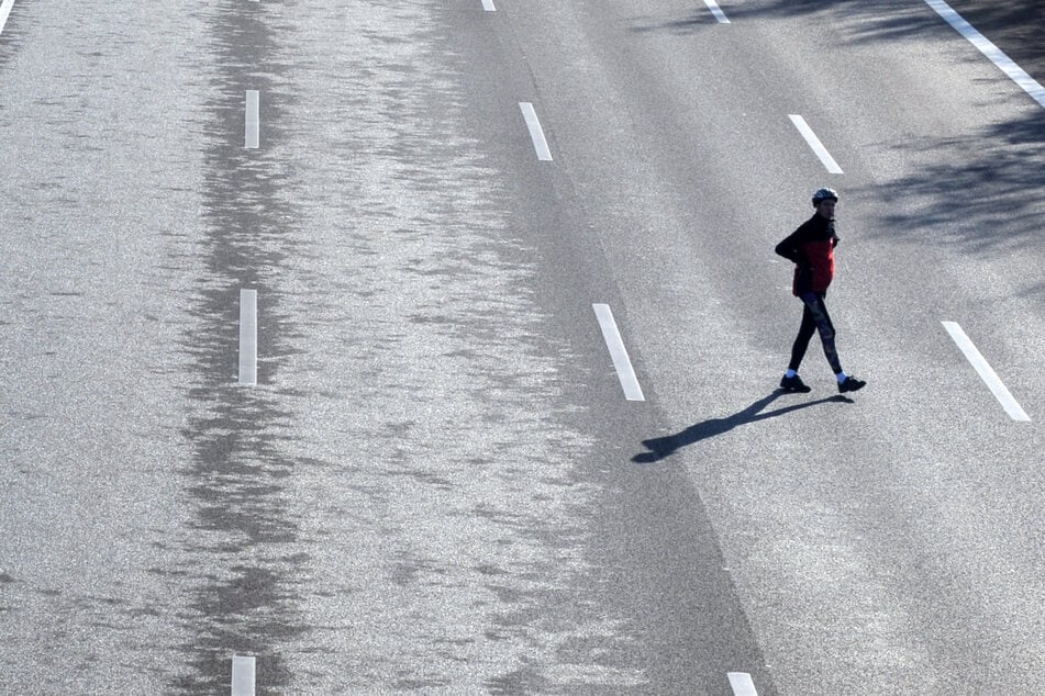 Ein junger Mann war am Donnerstag zu Fuß auf der A7 unterwegs. (Symbolfoto)