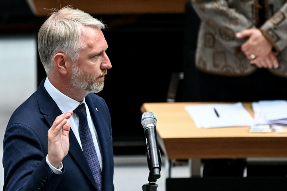 Sebastian Scheel (44, Die Linke), wird bei der 61. Plenarsitzung des Berliner Abgeordnetenhauses zum Stadtentwicklungssenator vereidigt.