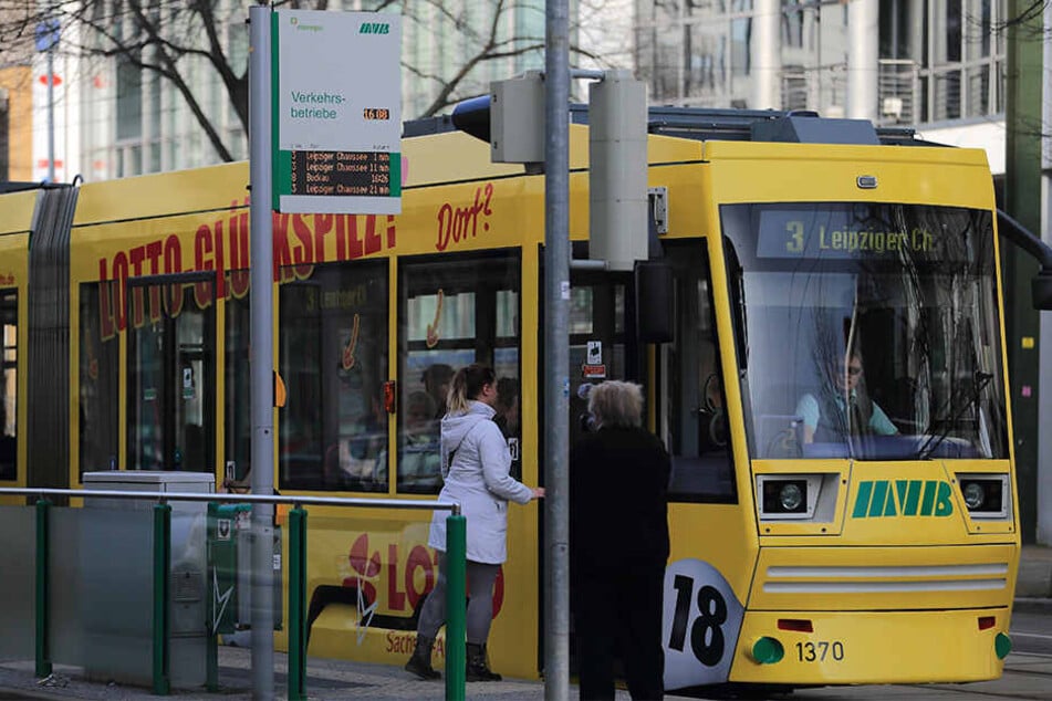 Der ortsfremde Autofahrer hatte die Haltestelle nicht als solche erkannt und den Jugendlichen voll erfasst. (Symbolbild)