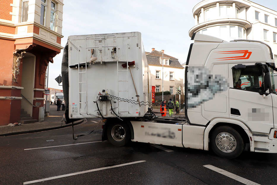 Ein Lkw wurde durch die Wucht des Zusammenstoßes noch gegen ein Haus geschleudert.