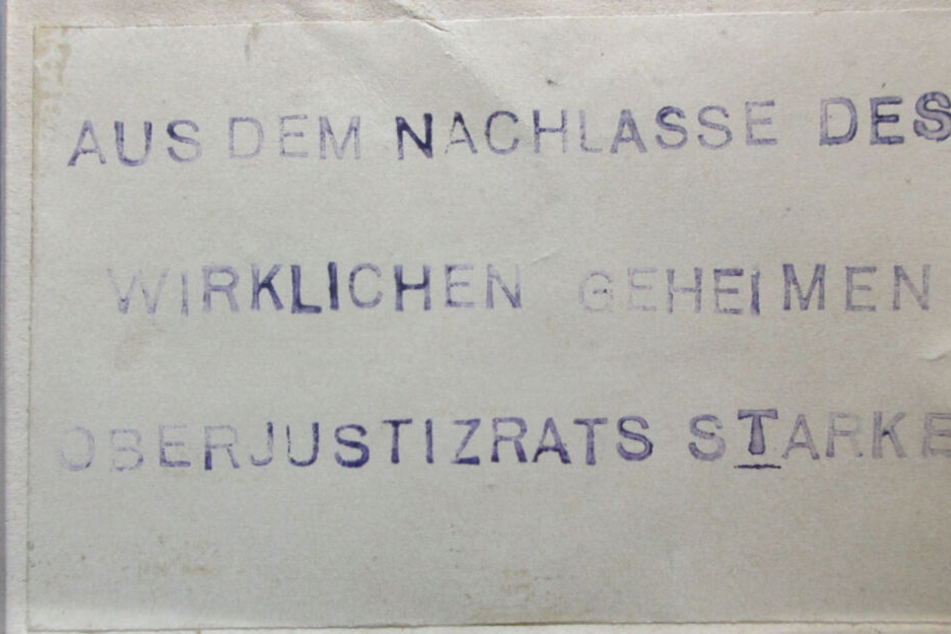 Es war damals üblich die Bücher mit Stempeln zu kennzeichnen. "Exlibris" nannte man solche Eintragungen