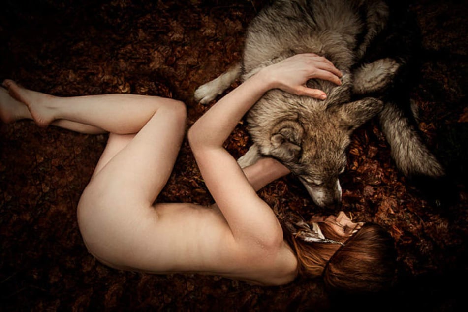 Ob Fee oder Wolfs-Bändigerin: Die Fotografin verwandelt Normalos in Märchenfiguren.