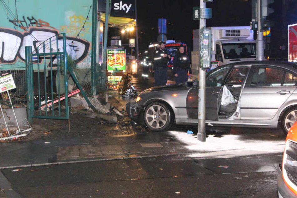Polizisten betrachten den Wagen.