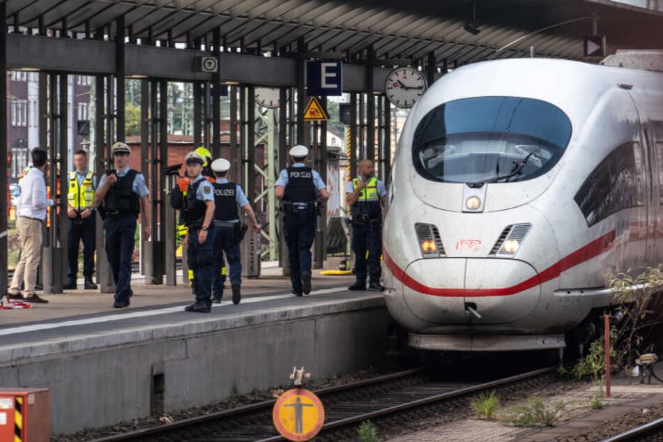 Polizisten stehen am Frankfurter Hauptbahnhof an Gleis 7.