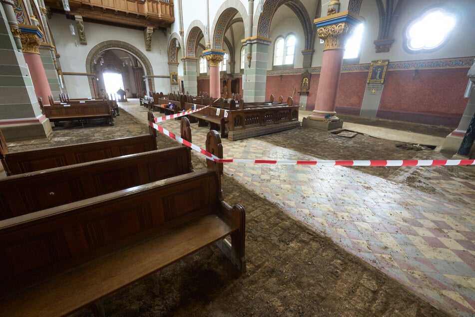 Der Innenraum der Rosenkranz-Kirche in Bad Neuenahr-Ahrweiler ist stark beschädigt.