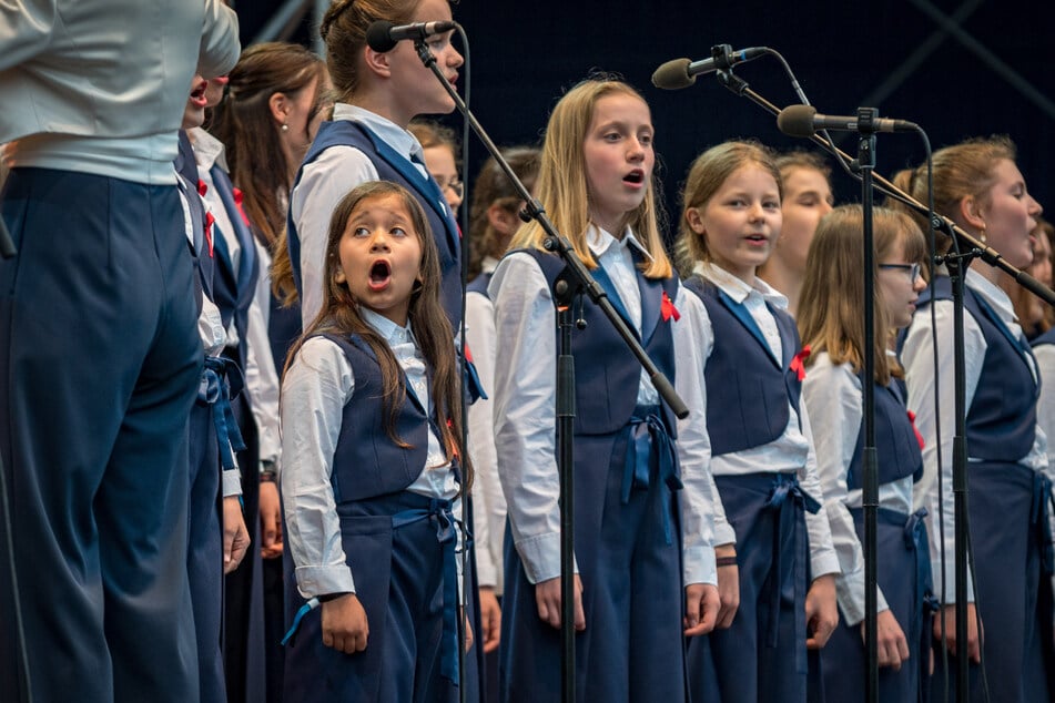 Im Lingnerschloss singt der Kinderchor der Staatsoperette.