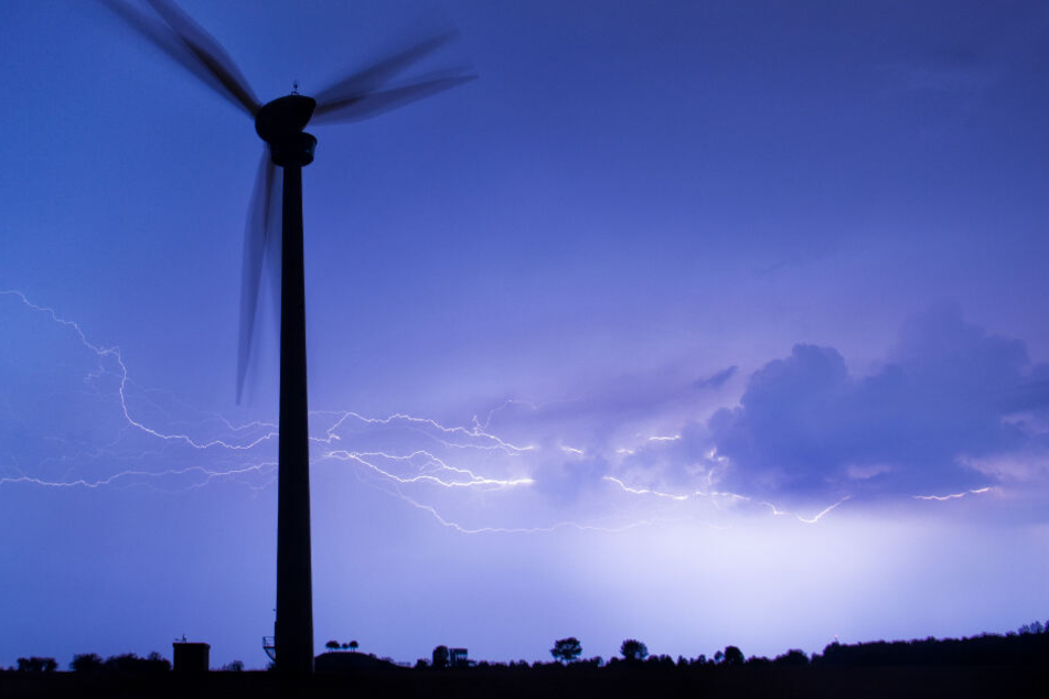 Immer wieder erhellen Blitze in Deutschland den Himmel. (Symbolbild)