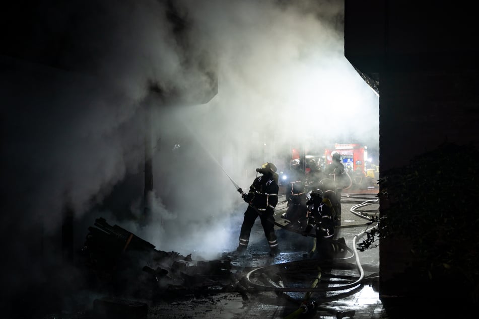 Die Flammen griffen auch auf eine Hebammenpraxis über. Inzwischen sei der Brand gelöscht.