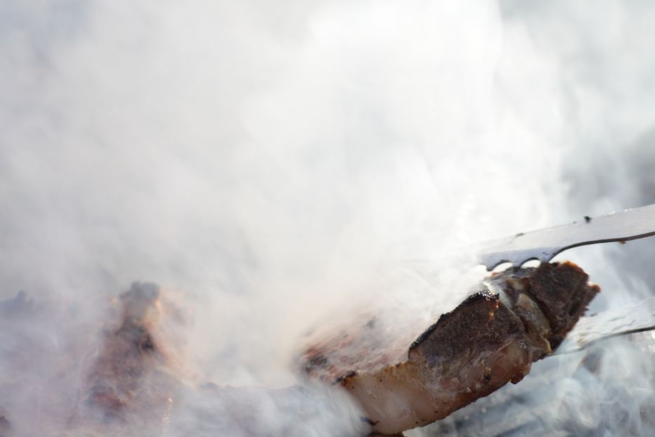 Der Mann (41) legte das Steak ohne Pfanne direkt auf die Herdplatte (Symbolbild).