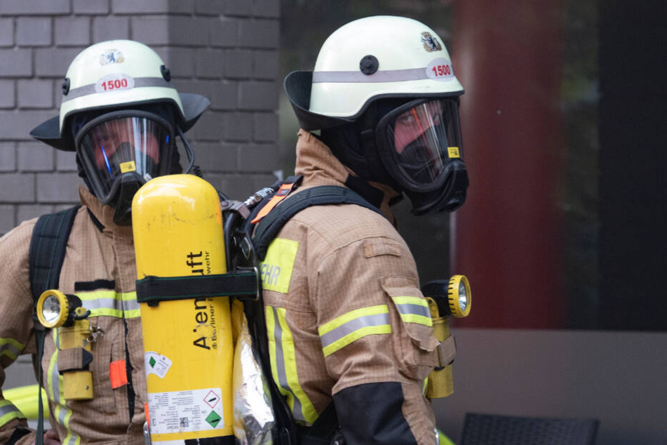 Ein Atemschutz-Trupp überprüfte die Wohnung und löschte das Feuer. (Symbolbild)