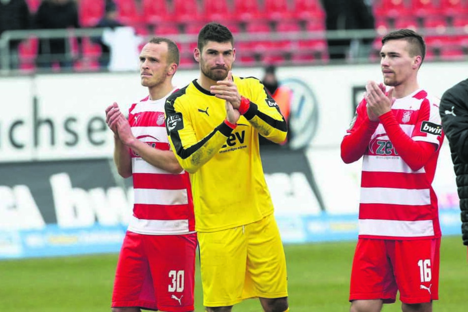 Johannes Brinkies (r.) bedankt sich mit finsterer Miene bei den Fans.