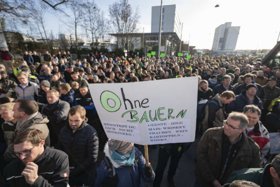 Landwirte demonstrieren auf einer Kundgebung.