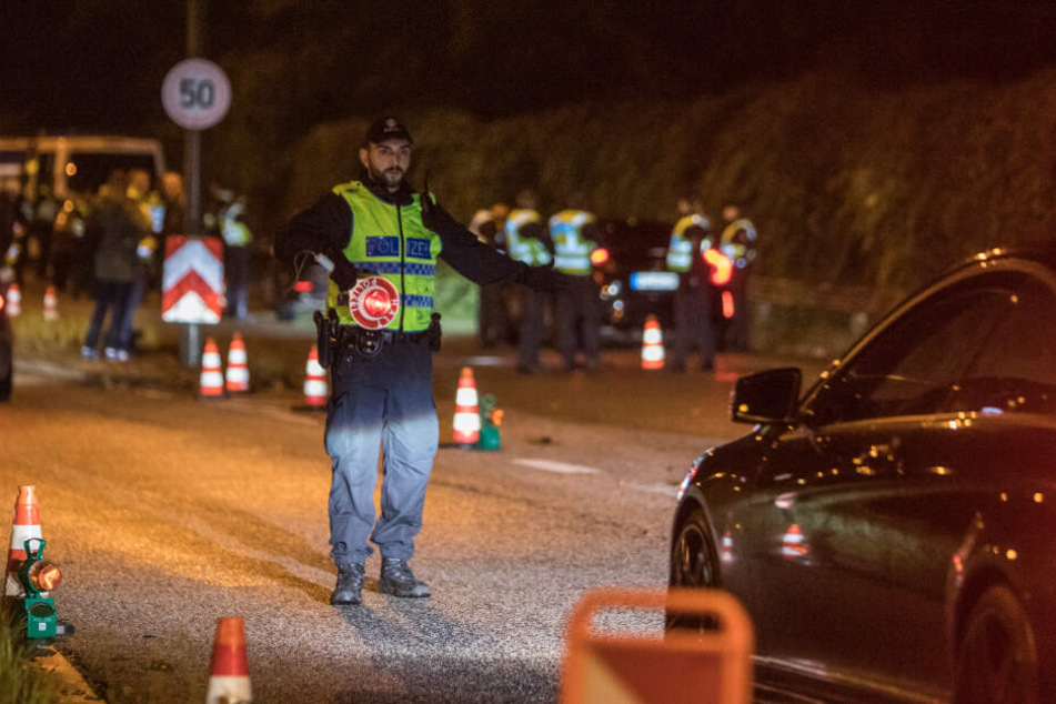 Ein Polizist lenkte die Autos auf den Parkplatz.