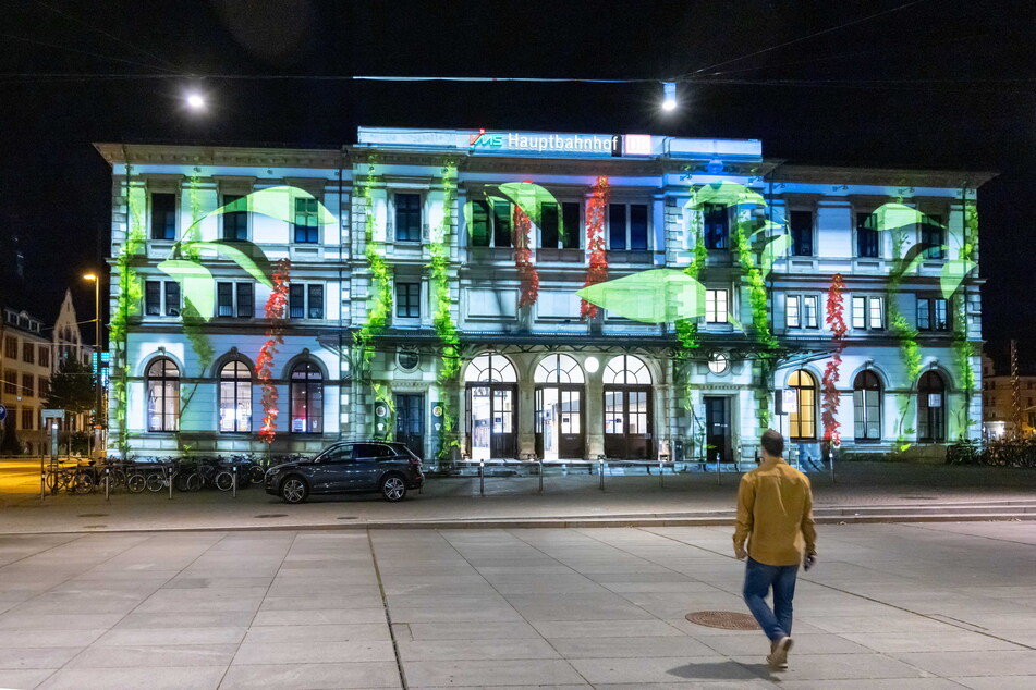 Das Hauptgebäude des Chemnitzer Hauptbahnhofes wurde im vergangenen Jahr beleuchtet - und soll auch diesen September wieder erstrahlen.
