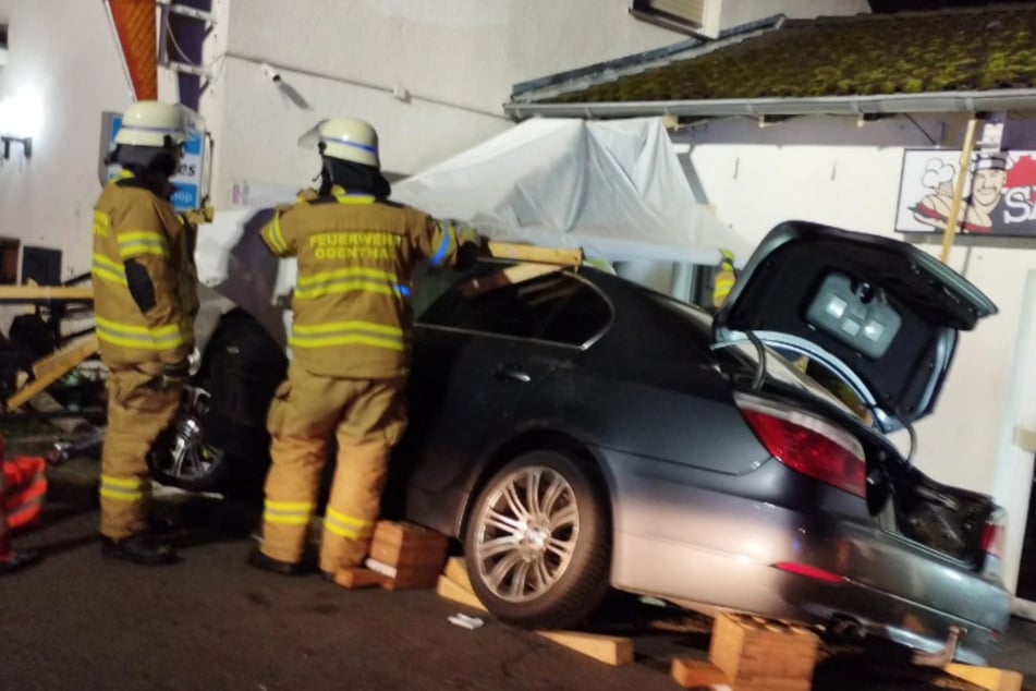 Die Feuerwehr musste den Wagen, der in der Nacht in diese Hauswand in Odenthal gefahren war, bergen.