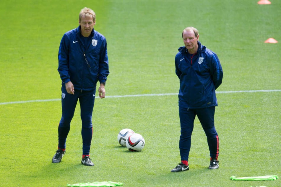 Die ehemaligen Bundestrainer Jürgen Klinsmann (l.) und Berti Vogts (r.) arbeiten zusammen für den Fußballverband der USA.
