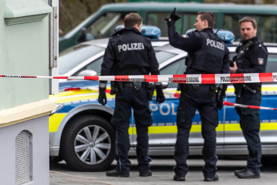Polizeibeamte sichern einen Tatort ab. (Symbolbild)