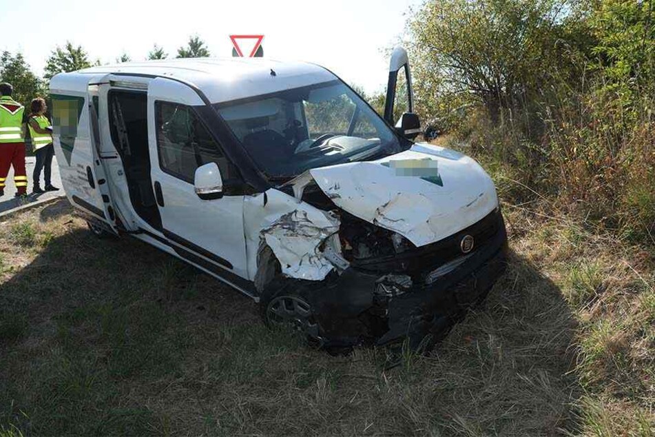 Der Fiat Doblo landete nach der Kollision im Straßengraben.