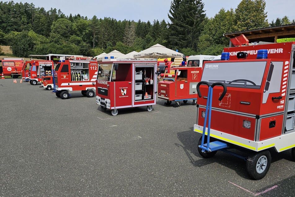 14 Miniatur-Feuerwehrautos aus ganz Deutschland wurden präsentiert.