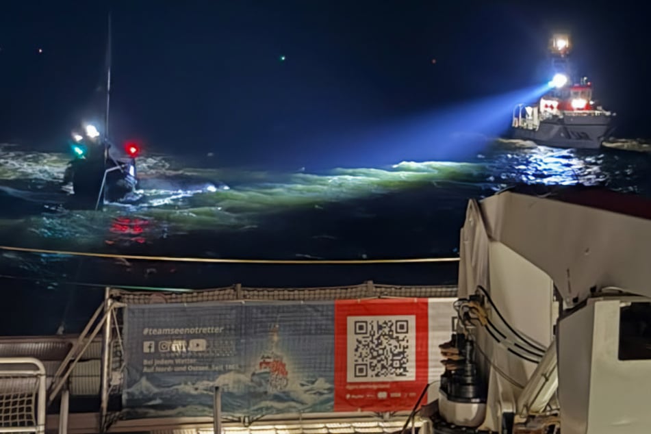 Historischer Segelkutter bei hohen Wellen in Not: Maschinenausfall und Wassereinbruch auf hoher See