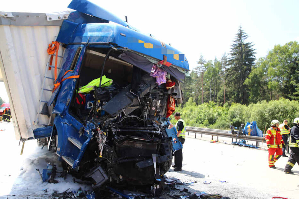 Aus diesem Lkw konnte ein Mann schwer verletzt gerettet werden.