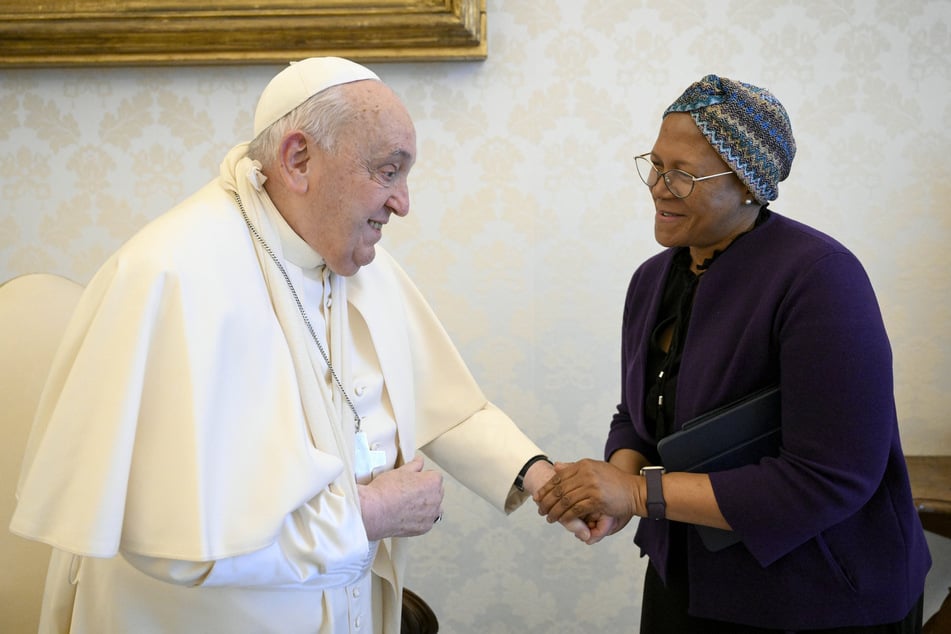 Papst Franziskus (88) trug eine Schlinge um seinen rechten Arm, als er seine Gesprächspartner begrüßte.