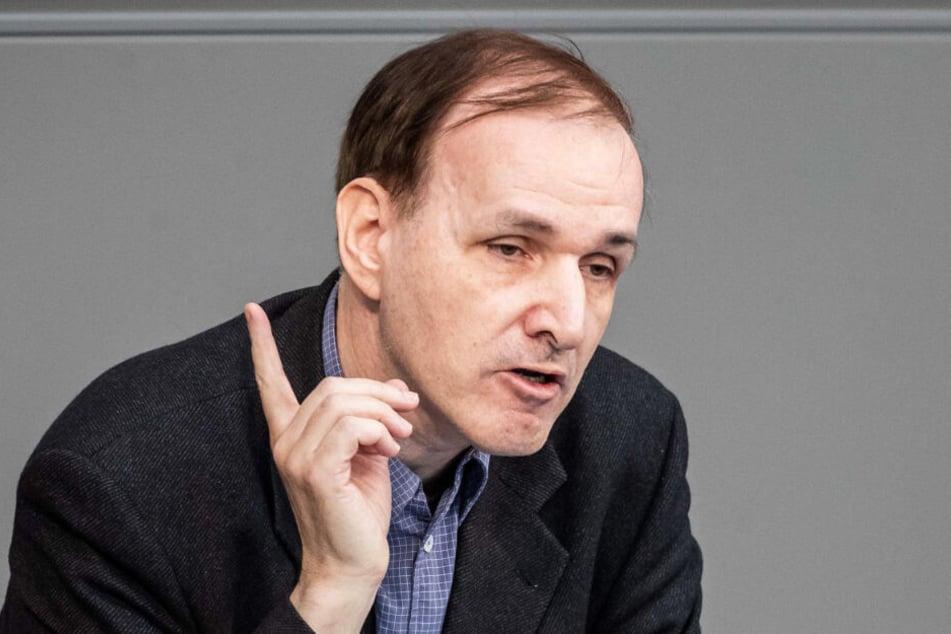 Gottfried Curio (59, AfD) spricht im Bundestag.