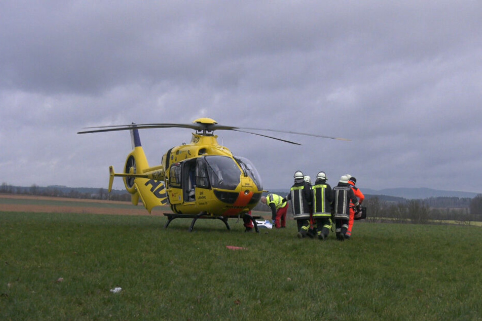 Ein Rettungshubschrauber steht nahe der Unfallstelle.