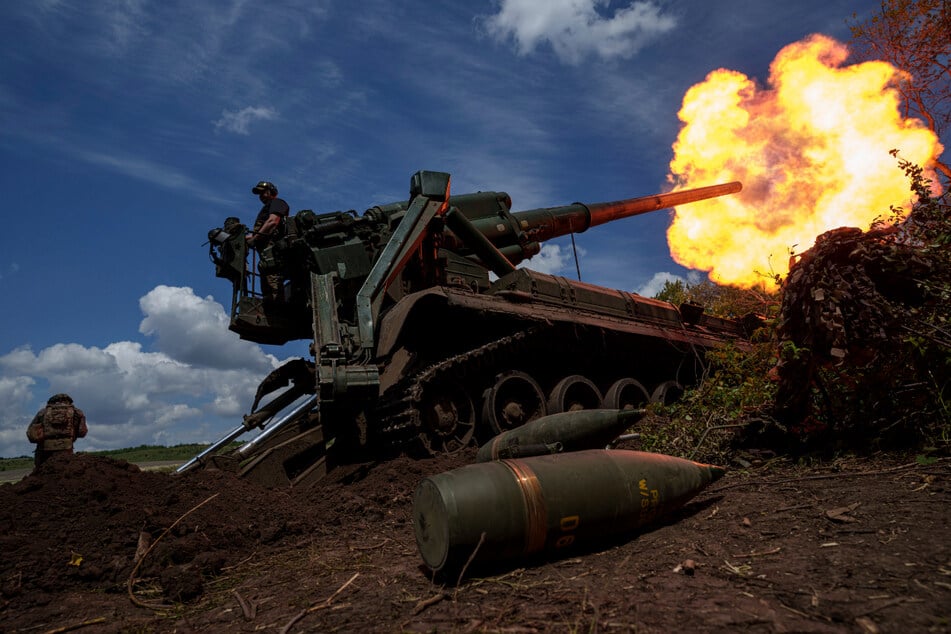 Ukrainische Soldaten feuern mit einer Panzerhaubitze 2S7 auf russische Stellungen an der Frontlinie in der Region Donezk.