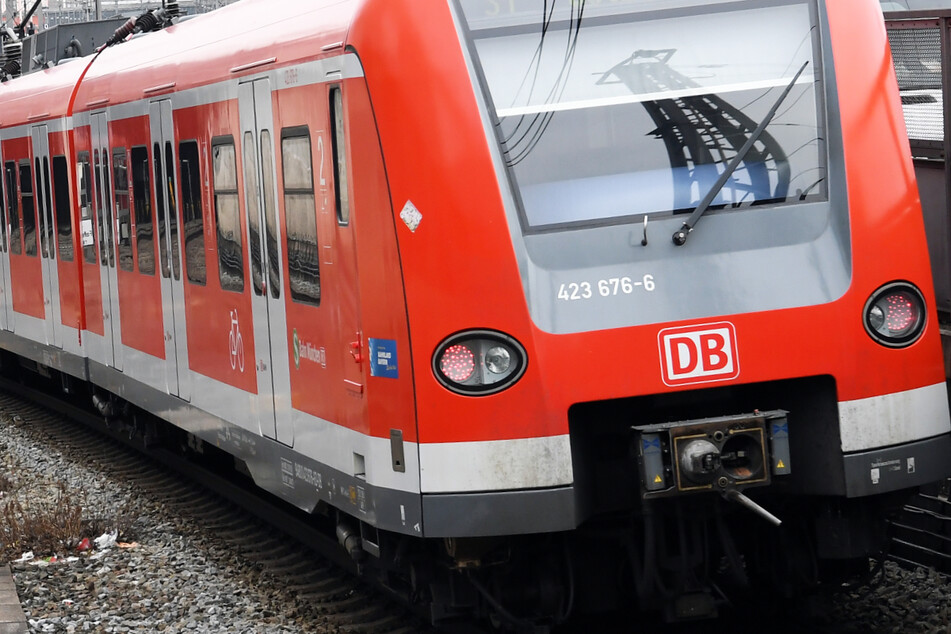 Die Bahnstrecke zwischen Aubing und Buchenau musste nach der Sichtung der zwei unbekannten S-Bahnsurfer gesperrt werden. (Symbolbild)
