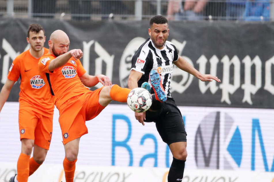 Philipp Riese im Zweikampf mit Andrew Wooten.