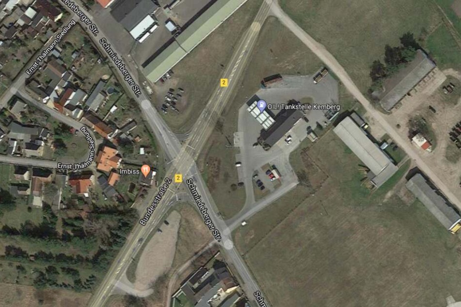 Der Unfall ereignete sich auf der B2 bei Kemberg, etwa 100 Meter hinter der Kreuzung mit der L129, in Höhe der dortigen Tankstelle.
