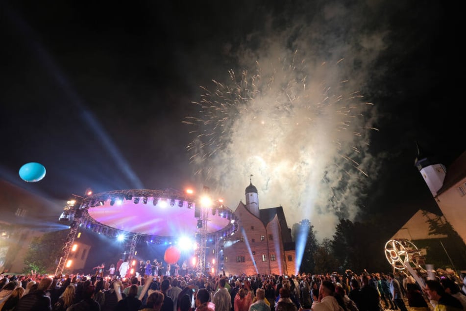 Feuerwerk wird im Innenhof von Schloss Klaffenbach gezündet.